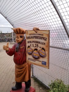 Hij staat tenminste lekker droog