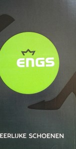 - Maakt deze jurk me dik? - Hm, misschien moet je dat aan een andere schoen vragen